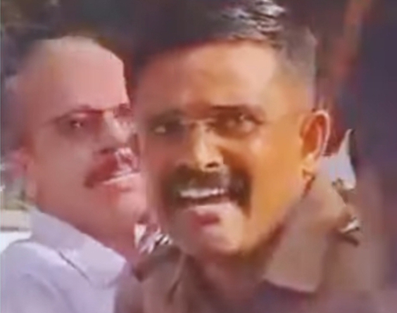 लोकायुक्त का बड़ा एक्शन: बेंगलुरु में इंस्पेक्टर रिश्वत लेते रंगे हाथ गिरफ्तार, 26 करोड़ की अवैध संपत्ति का भी खुलासा