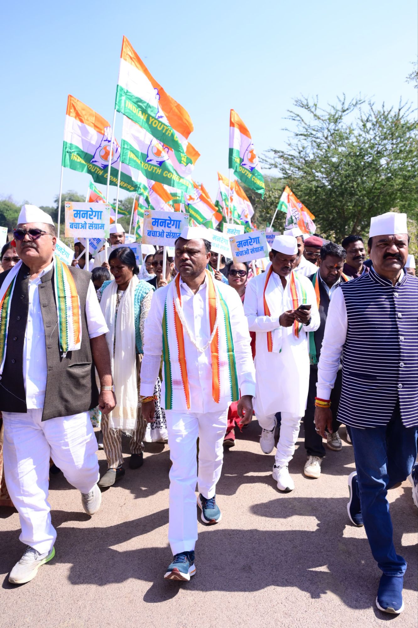 मनरेगा को लेकर कांग्रेस का जनआंदोलन तेज, टांडपाल से शुरू हुई पंचायत जनसंपर्क पदयात्रा