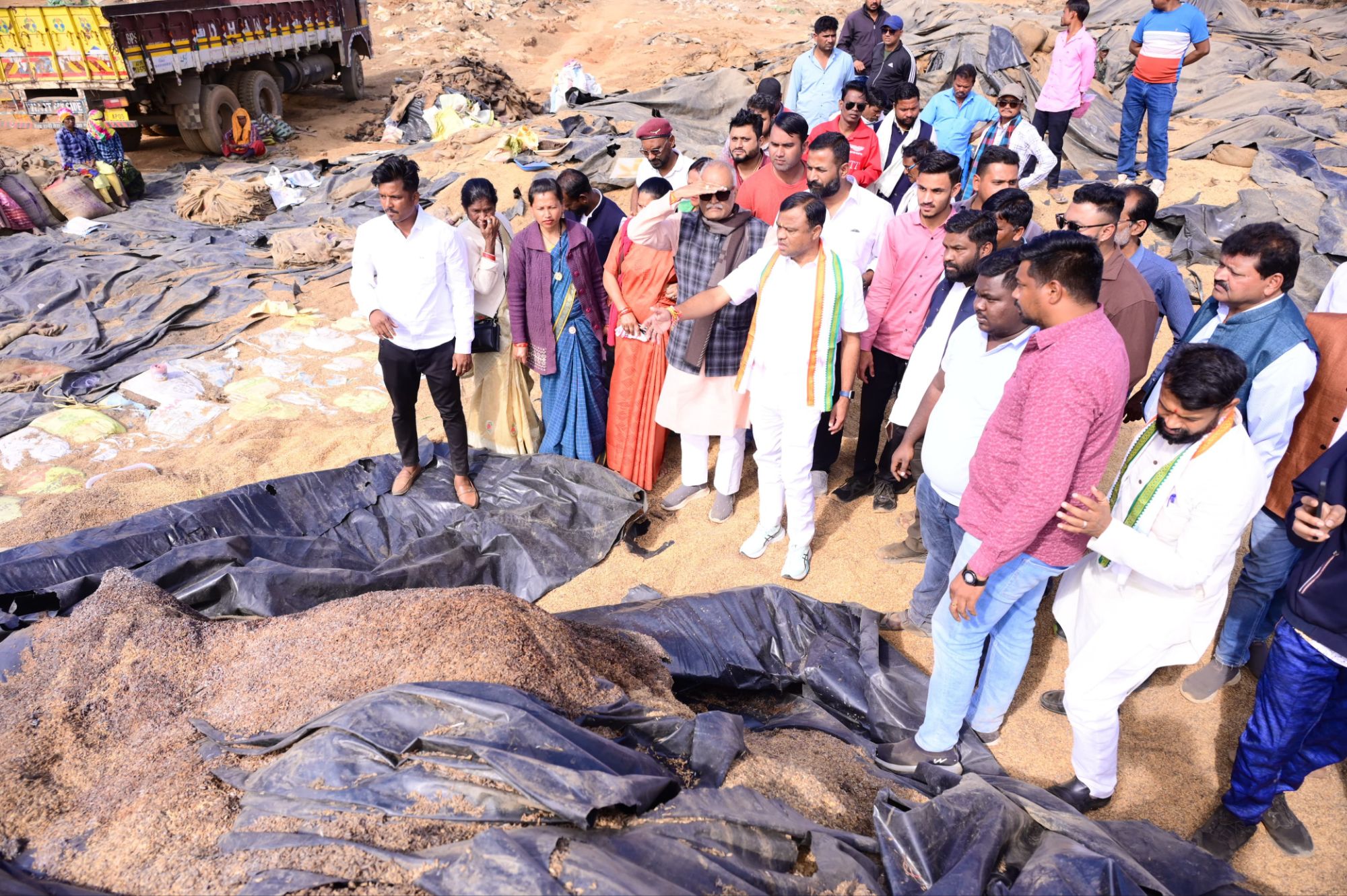 नियानार–बिरिंगपाल में ढाई लाख क्विंटल से अधिक धान घोटाले का आरोप, दीपक बैज ने किया संग्रहण केंद्रों का निरीक्षण