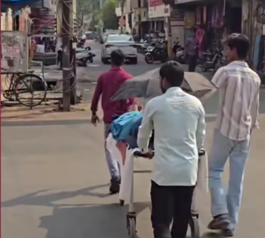 धूप में स्ट्रेचर पर ‘इलाज’! बिलासपुर में मानवता शर्मसार, अस्पताल की लापरवाही कैमरे में कैद