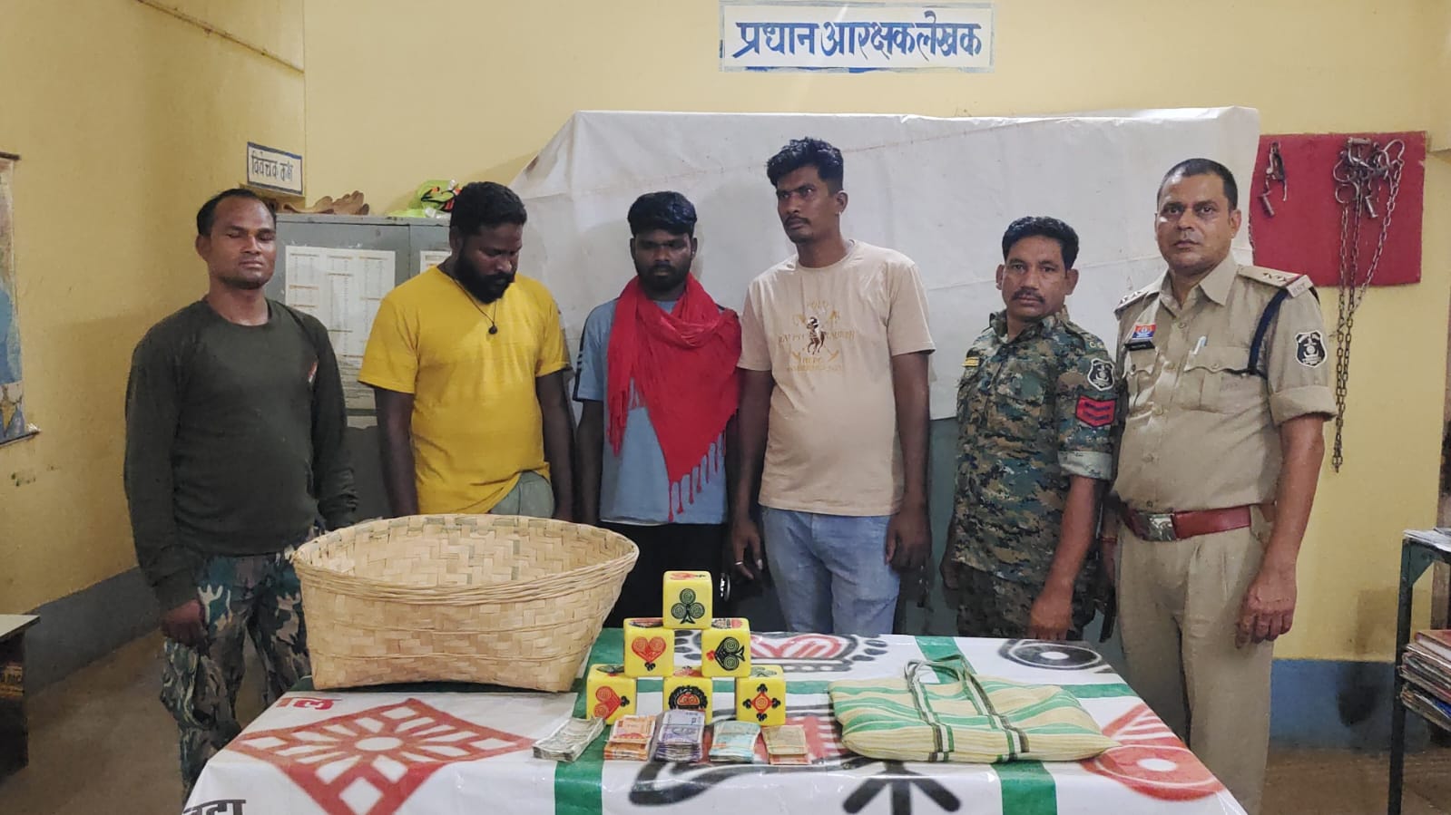 मुर्गा बाजार में चल रहा था ‘खुड़खुड़ी’ का खेल, पुलिस की दबिश में तीन जुआ संचालक गिरफ्तार