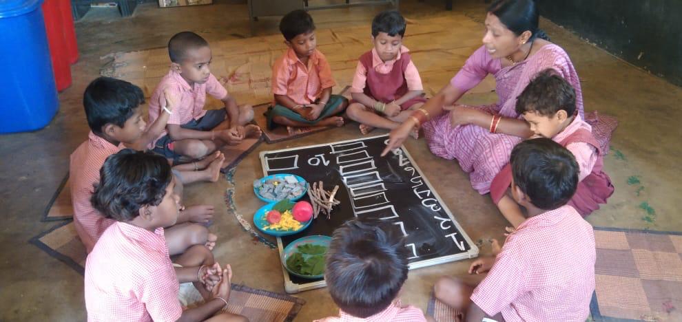 कागज के खिलौनों से गिनती तक: आंगनबाड़ी में बच्चों ने खेल-खेल में सीखा जीवन का पाठ