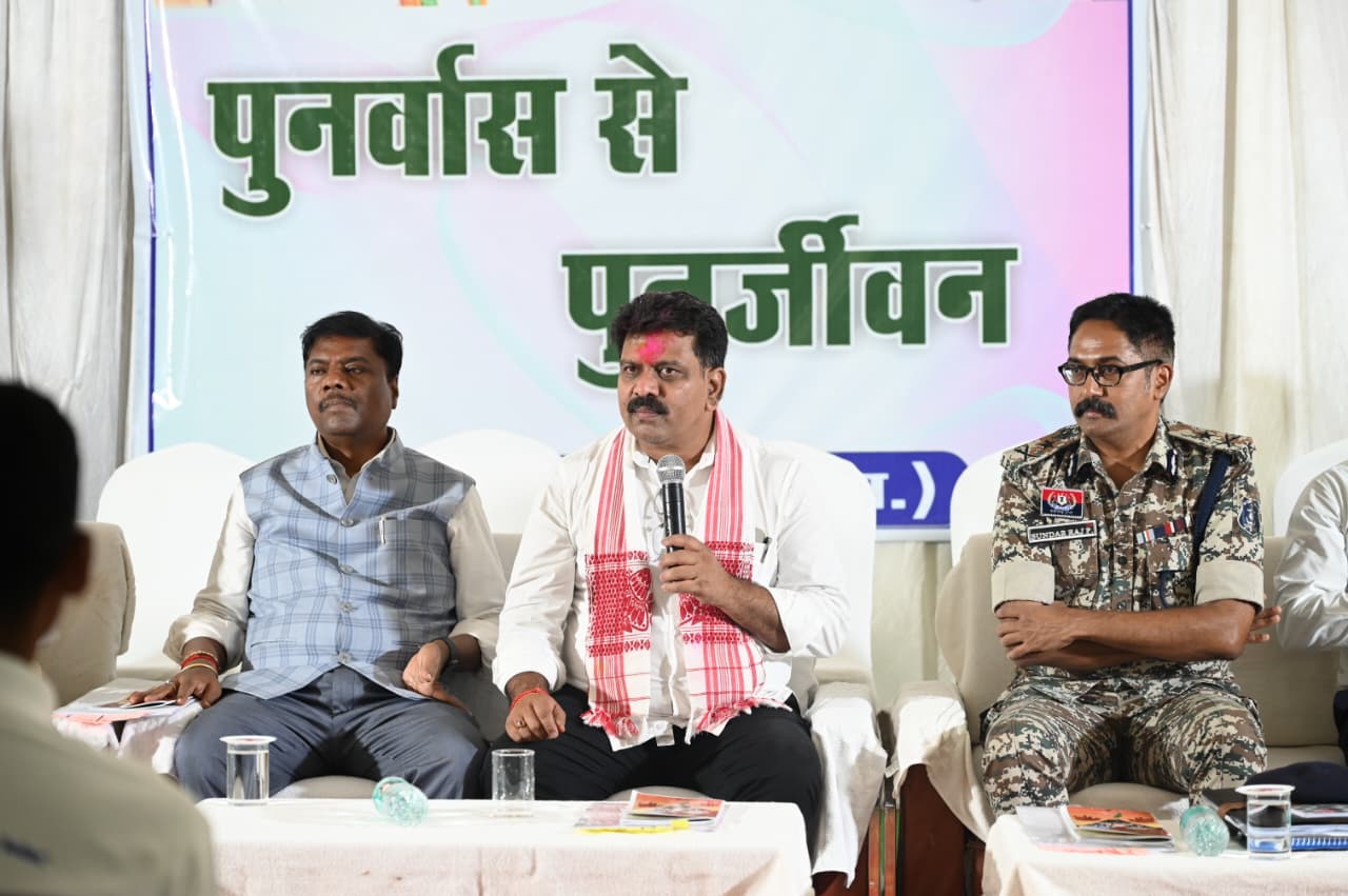मुख्यधारा की ओर बढ़ता बस्तर: पुनर्वासित युवाओं से मिले विजय शर्मा और केदार कश्यप, विकास में भागीदार बनने का दिया मंत्र