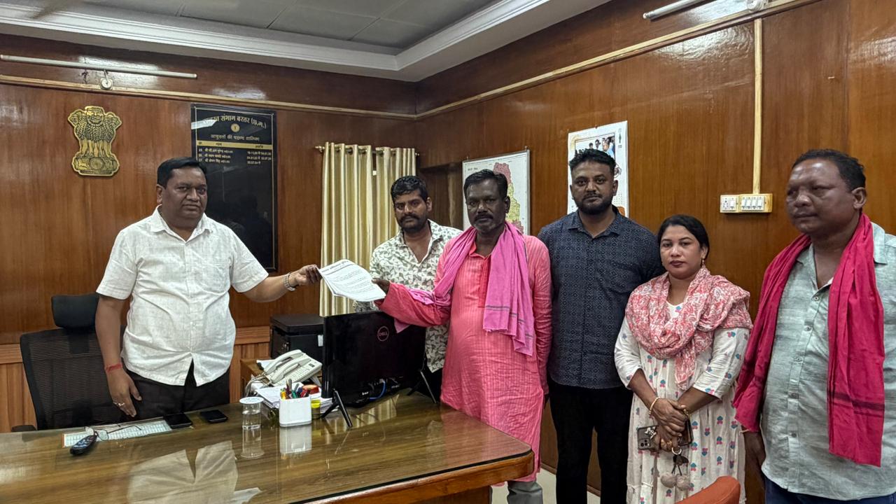 पुनर्वास से पहले बेदखली नहीं: टेलिंग डैम प्रभावितों के समर्थन में आयुक्त पहुंचे जनप्रतिनिधि”