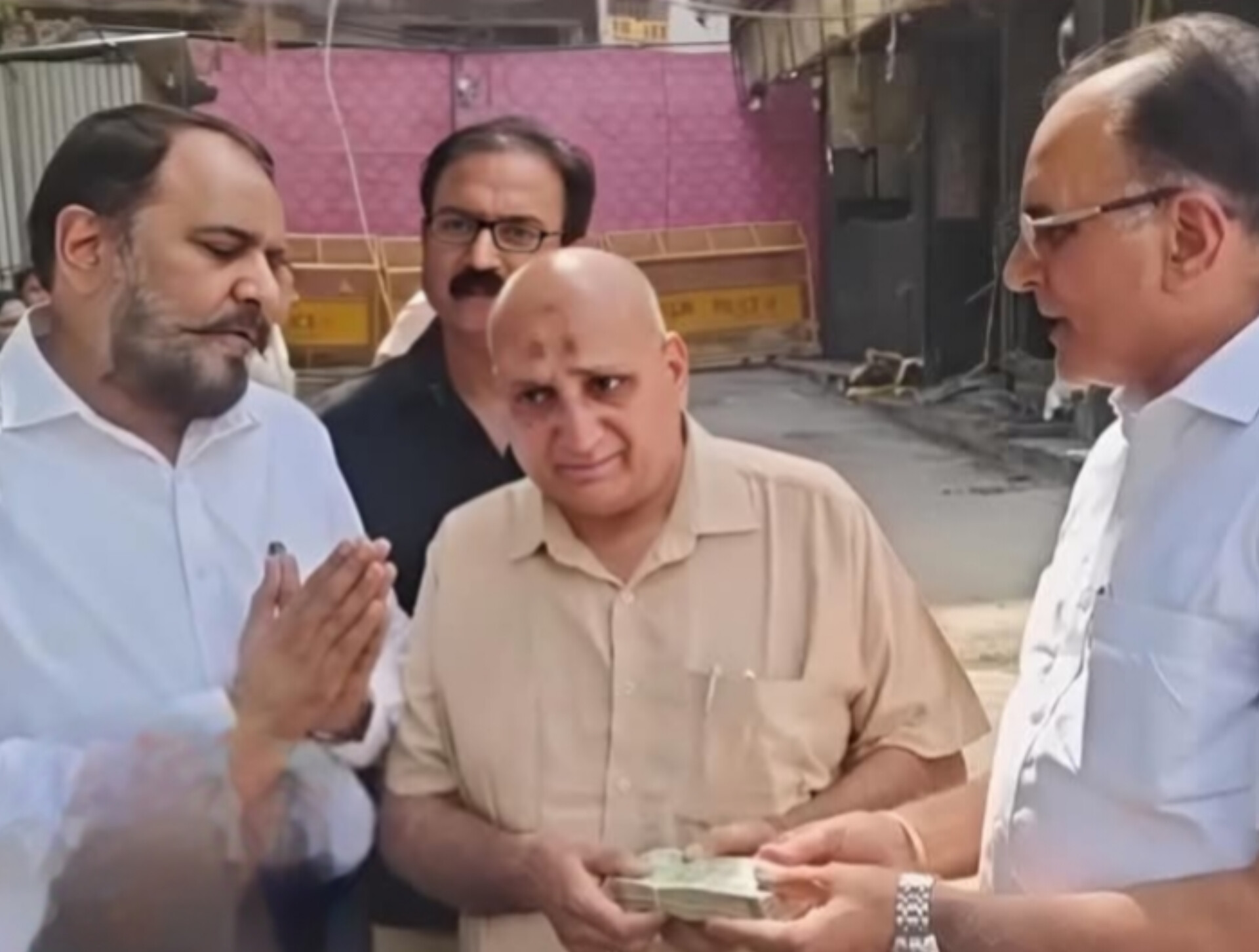 आग में फंसे लोगों के लिए देवदूत बने दुकानदार को मिला सम्मान, एक लाख रुपये की पुरस्कार राशि