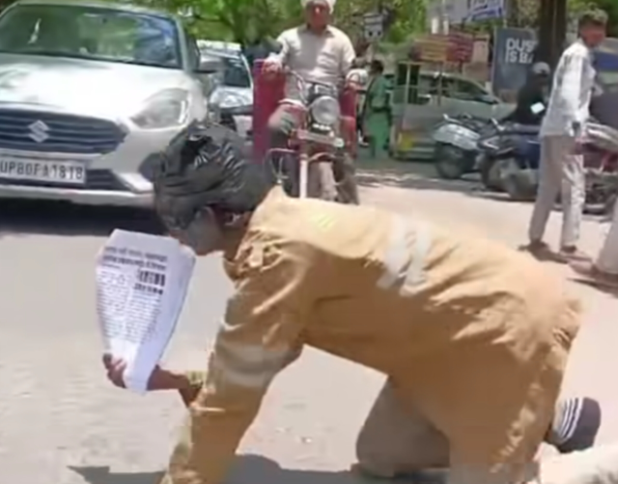 कॉकरोच बनकर कचहरी पहुंचा निलंबित फायरमैन, बोला- “झूठे रेप केस में फंसाया गया, चाहिए इंसाफ”