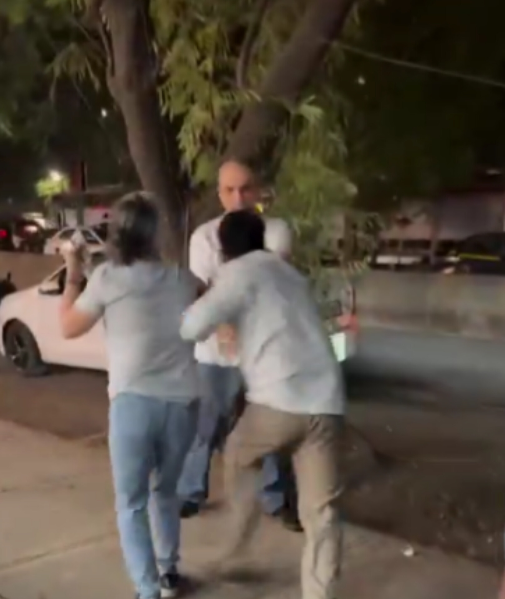 सड़क पर थूकने से रोका, तो आगबबूला हुआ ओला ड्राइवर… बुजुर्ग को बेरहमी से पीटा, VIDEO वायरल