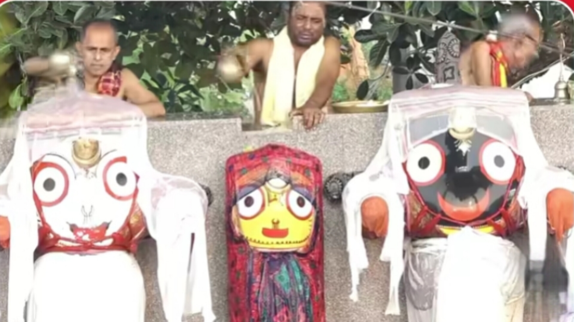 108 कलशों से हुआ भगवान जगन्नाथ का महास्नान, गज वेश धारण कर दिए दिव्य दर्शन