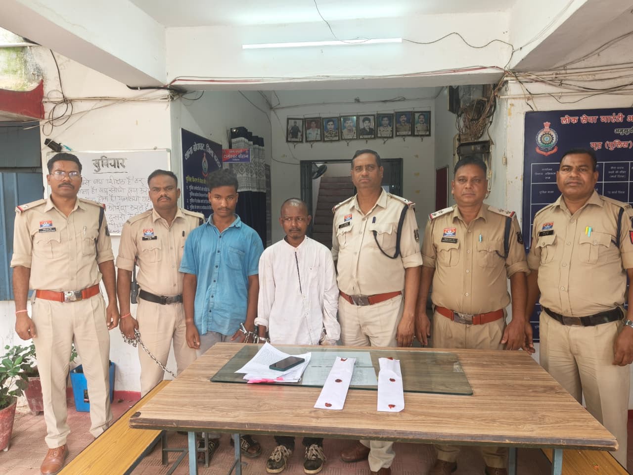 चाकू लहराकर दहशत फैलाने वाले दो बदमाश गिरफ्तार, एक आरोपी अब भी फरार