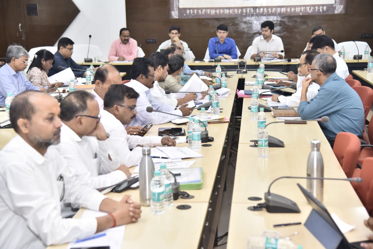 बारिश से पहले कलेक्टर का बड़ा निर्देश: अस्पतालों में सर्पदंश की दवाइयां रहें उपलब्ध, स्कूलों की सफाई और स्वास्थ्य सेवाओं पर भी सख्ती