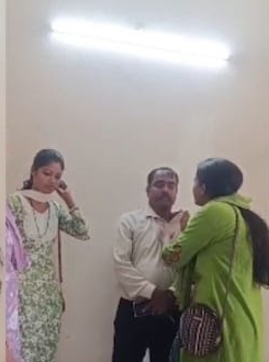 अश्लील मैसेज भेजने का आरोप: छात्रा ने मंगेतर संग कॉलेज प्रोफेसर को जड़े थप्पड़, वीडियो वायरल