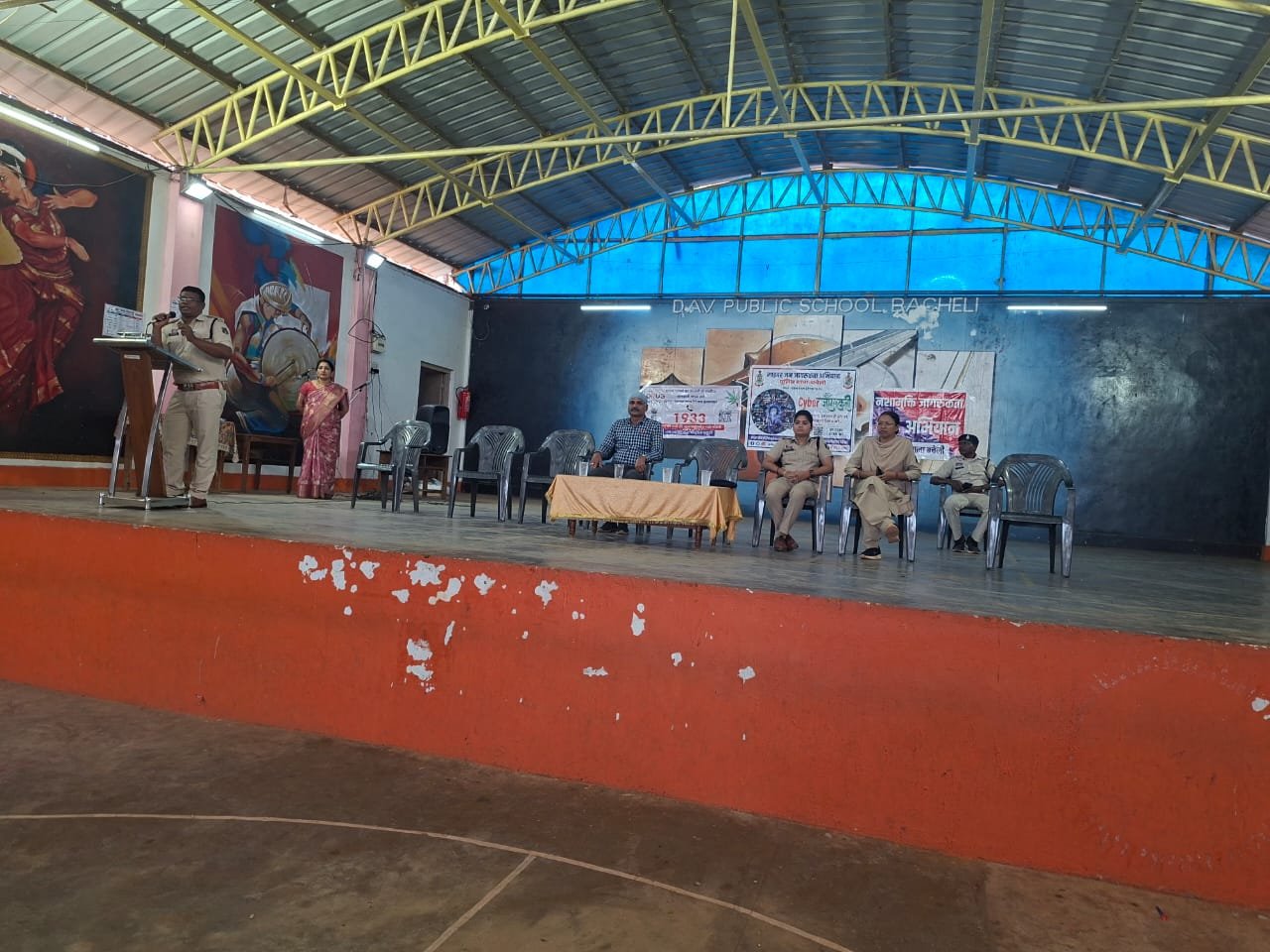 दंतेवाड़ा में बचेली पुलिस का बड़ा जागरूकता अभियान: स्कूल में साइबर सुरक्षा का पाठ, नशा मुक्ति का संदेश और किरायेदार सत्यापन पर सख्ती