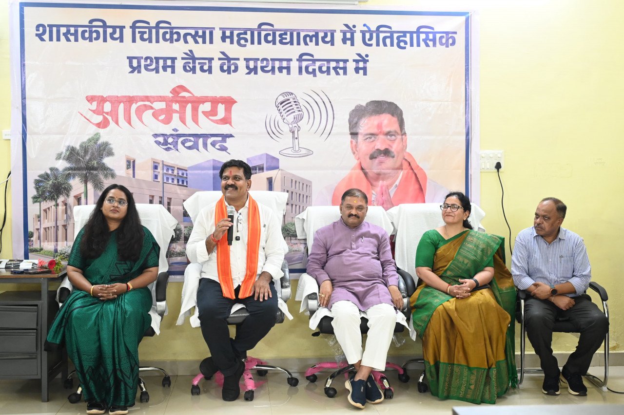 कवर्धा मेडिकल कॉलेज में पहले बैच की पढ़ाई शुरू, छात्रों से बोले विजय शर्मा—‘डॉक्टर बनना मंजिल नहीं, समाज सेवा असली लक्ष्य’