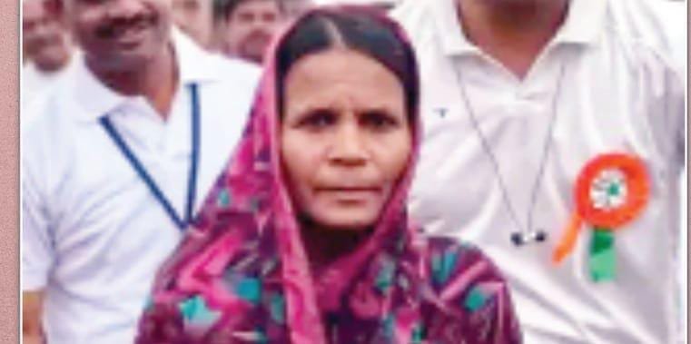 बेटियों के सपनों की खातिर साड़ी में दौड़ी मां, चप्पल छूटी तो नंगे पैर बनी मैराथन की विजेता