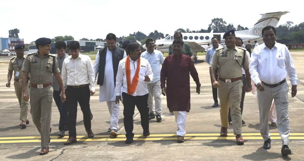 जगदलपुर पहुंचे डिप्टी सीएम विजय शर्मा और वन मंत्री केदार कश्यप, एयरपोर्ट पर हुआ स्वागत