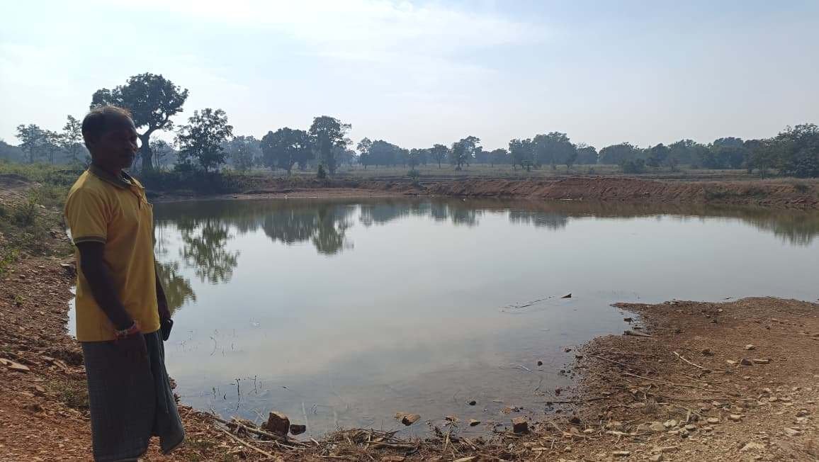 सवा एकड़ के तालाब ने बदली सुदर्शन की जिंदगी, मछली पालन से बढ़ी आमदनी