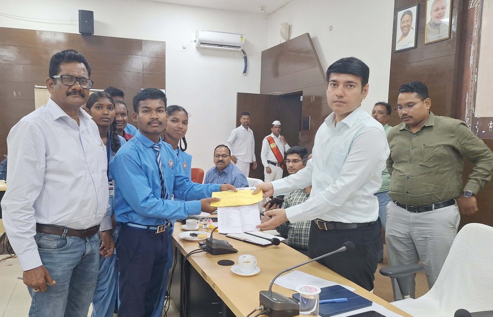 बाढ़ पीड़ितों की मदद को आगे आए स्कूली बच्चे, कलेक्टर को सौंपी 5,001 रुपये की राहत राशि