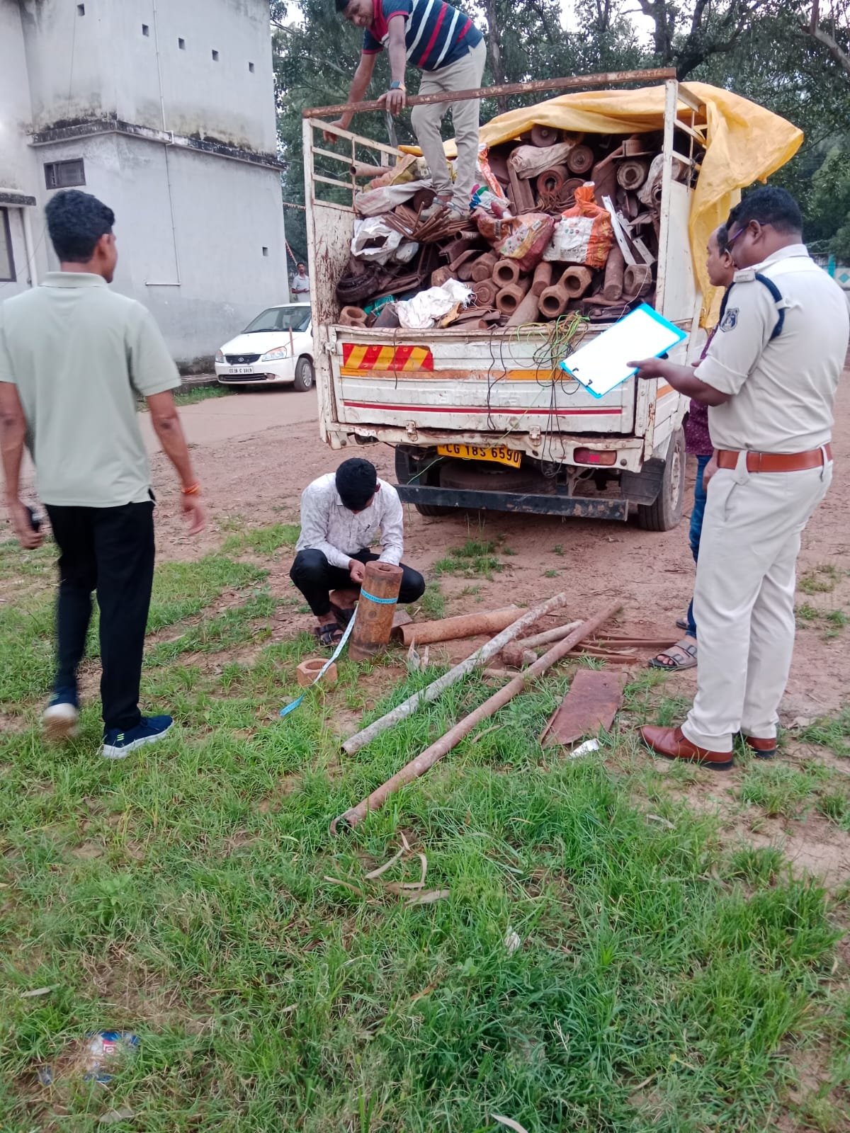 बचेली में 10.680 टन लोहे का स्क्रैप जब्त, पिकअप वाहन भी पुलिस के कब्जे में