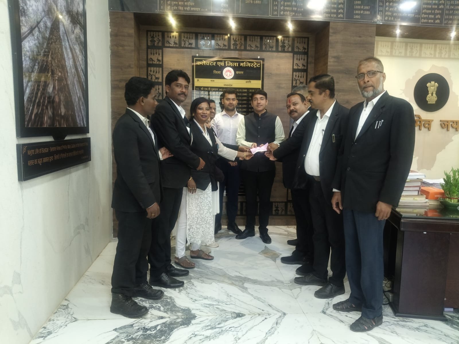 बाढ़ पीड़ितों के लिए जिला अधिवक्ता संघ ने बढ़ाया मदद का हाथ, मुख्यमंत्री सहायता कोष में दिए 58,100 रुपए