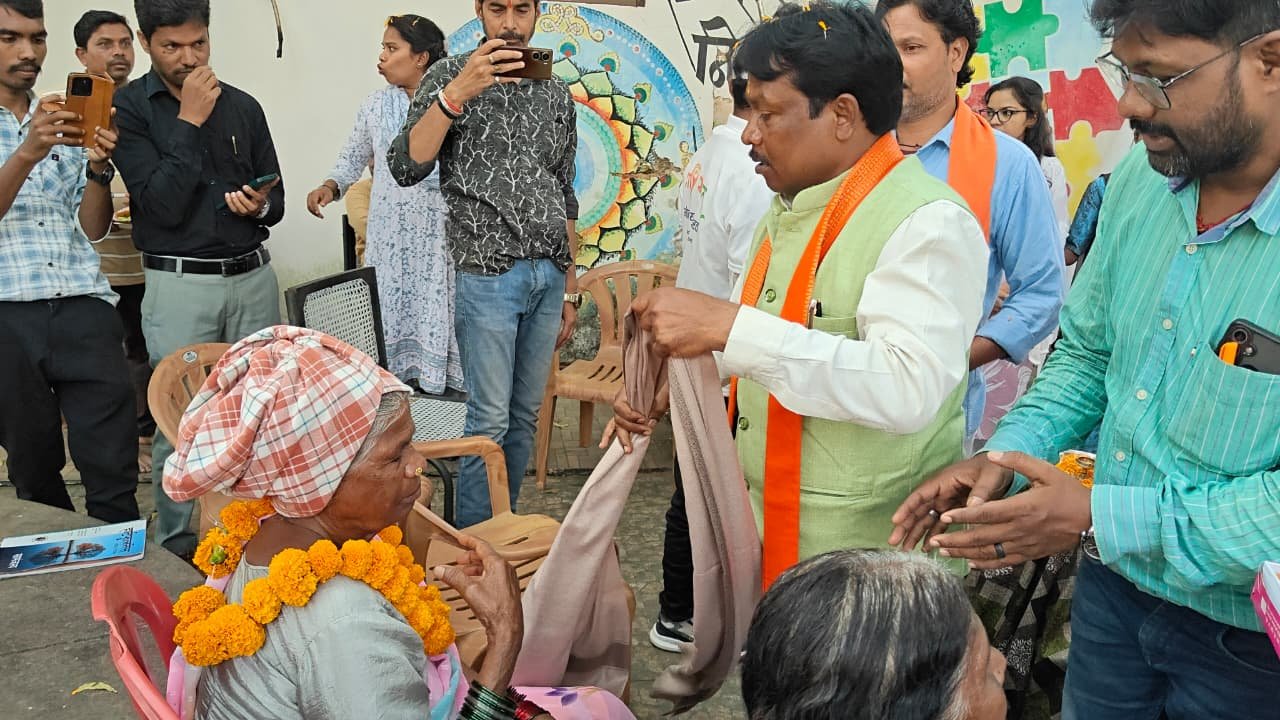 आस्था निकुंज में बुजुर्गों का सम्मान, सांसद महेश कश्यप बोले- वृद्धाश्रम नहीं, घरों में हो बुजुर्गों का सम्मान