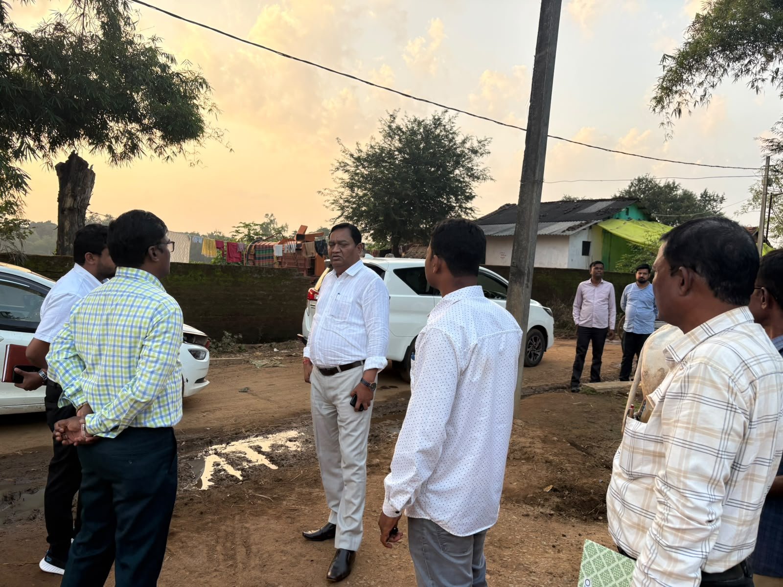 बाढ़ प्रभावित भेजापदर पहुंचे कमिश्नर डोमन सिंह, पीड़ित परिवारों को हरसंभव मदद का भरोसा