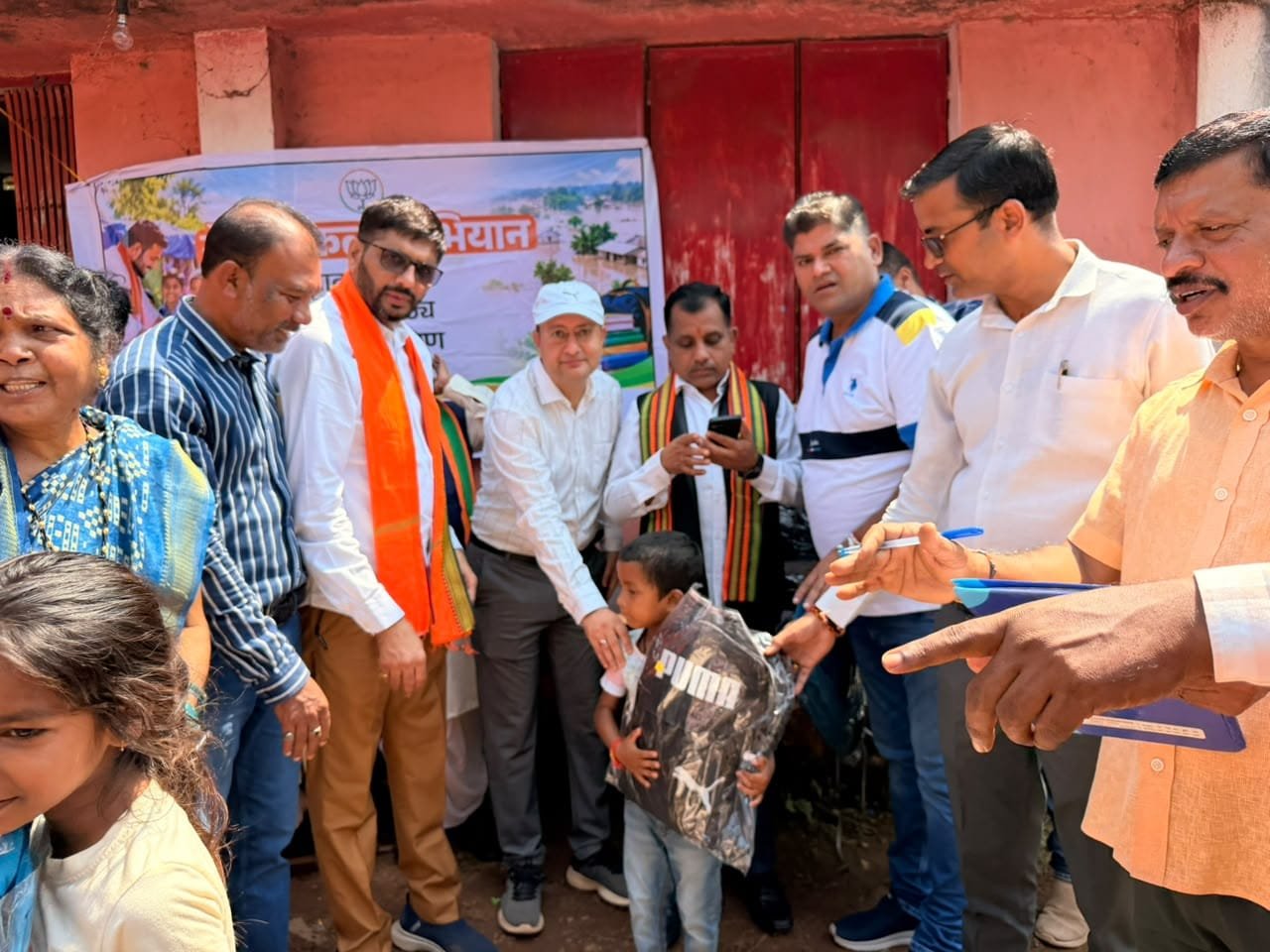 बाढ़ में बह गई पढ़ाई की सामग्री, 58 बच्चों को फिर मिले बैग-कॉपी और स्टेशनरी
