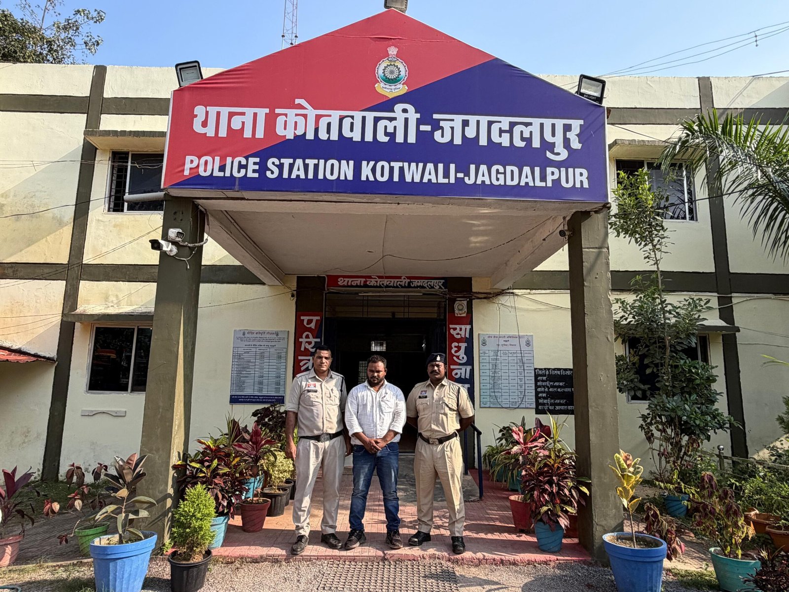 जगदलपुर में शराब दुकान का दरवाजा तोड़कर घुसा हिस्ट्रीशीटर, शराब नहीं देने पर कर्मचारियों को दी जान से मारने की धमकी