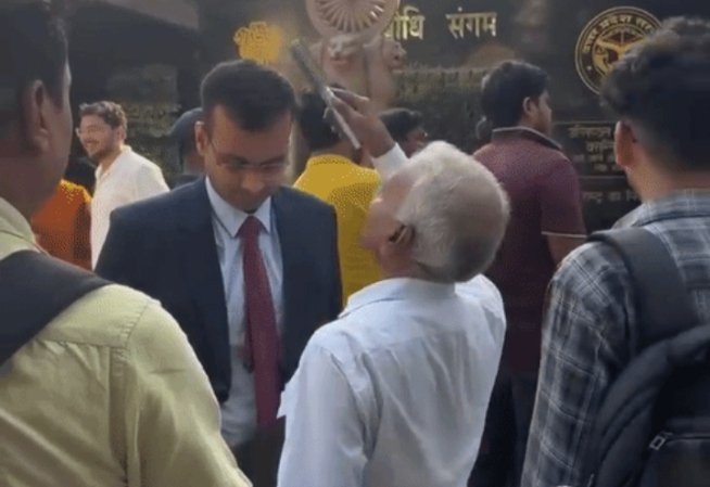 PCS इंटरव्यू से पहले पिता ने संवारे बेटे के बाल, फिर खिलाया निवाला; भावुक कर देगा पिता-पुत्र का ये पल